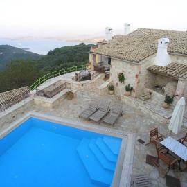 Traditional Stone Villa Olympia Sea View Private Pool، فندق في Víngla