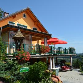 Gästehaus Schmid, hotell i Sankt Johann im Saggautal
