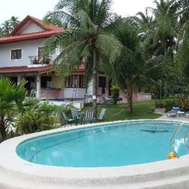 Las Flores Beachside Hotel、Catmonのホテル