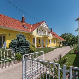 Topáz Apartmanházak, hotel in Balatongyörök