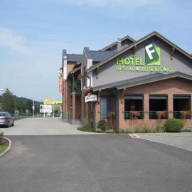 F - Team Hotel: Liptovský Hrádok şehrinde bir otel