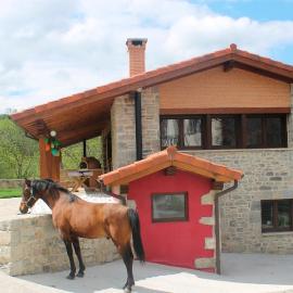 Casa Rural el Ribero I โรงแรมในLlanteno
