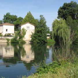 La Rive Chambre d hôtes The Riverside Retreat, hotel v destinaci Jarnac