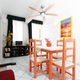 Holiday ApartHotel, hotel Santa Mariában