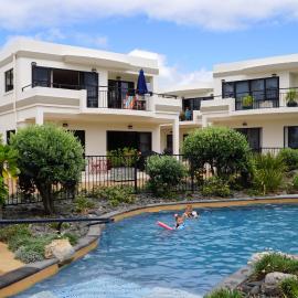 Ocean Breeze Resort Pauanui, готель у місті Паунауі