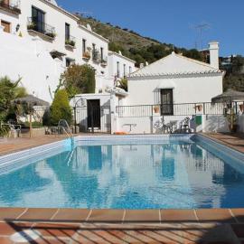 Spacious Andalusian Apartment with Pool and Level Access