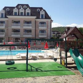 Hotel Black Sea - Breakfast, Pool & Free Parking