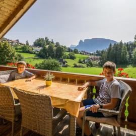 Appartments Neuhof, hotel in Collalbo