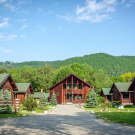Desag Resort, hotel a Sub Cetate