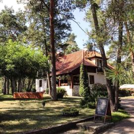 Leśny Dworek, hotel Wyszkówban