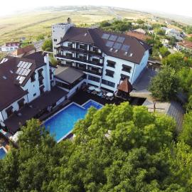 Carul din Stele, hotel u gradu 'Coţofenii din Faţă'