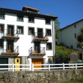 Martina Lapiko, hotel a Ea