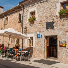 Hostal-Bar Restaurante "La Fuente", hotel u gradu Rabé de las Calzadas