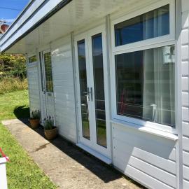 Coastal Cabin Chalet, hotel in Roch
