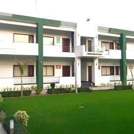 Hotel Whistling Greens, hotel em Moga