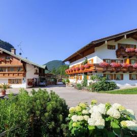 Gästehaus Pfnürlehen - Fewo Wiesenblick, hotel in Berchtesgaden