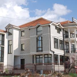 M Garni Hotel: Vranje şehrinde bir otel