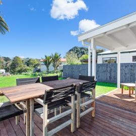 The Little Blue Bach in Oneroa Village by Waiheke Unlimited, hotel in Oneroa