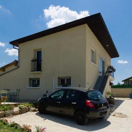 Guest House Domaine des Grouilleres โรงแรมในSaint-Clair-du-Rhône
