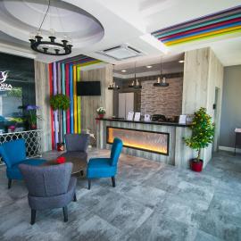 INDRA HOTEL - BOUTIQUE SUITES، فندق في ايبوه