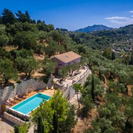 Villa Oliva, in a serene location & private pool, by ZanteWize