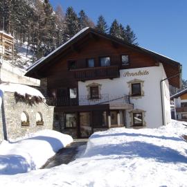 Haus Sonnleite, hotel a Trins