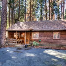 53 Creekside Cabin, hotel in Wawona