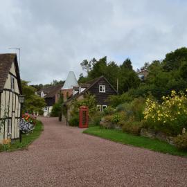 Whitewells Farm Cottages - 7 exceptionally well appointed pet friendly barn conversions set in 10 acres of gardens, fields and woodland suitable from 2 to 24 people with breathtaking views towards the Malvern Hills, Herefordshire and Worcestershire, hotel in Mathon