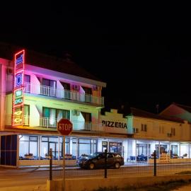 Motel "Tri lovca", hotel di Knin