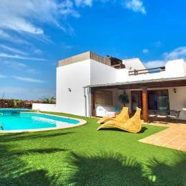 VillaTommy heated pool, hottub, fast wifi, hotel in Lajares