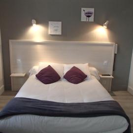 Logis Hôtel Le pont d'Arcole โรงแรมในRiscle