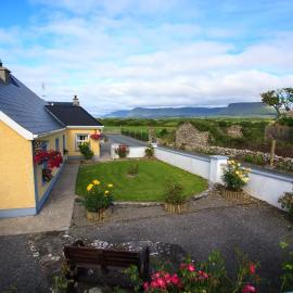 Beezies Self Catering Cottages Sligo, Hotel in Grange