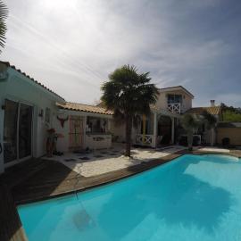 Villa Caraîbes، فندق في غوجان-ميستراس