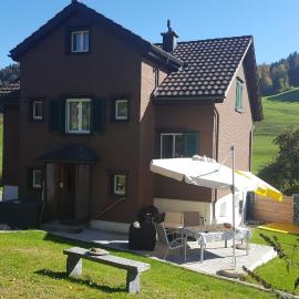 Ferienwohnung Eisenring in idyllischer Umgebung, מלון בGähwil