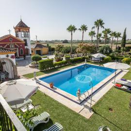 Casa de Campo con Piscina en Sevilla en los Palacios y Villafranca, хотел в Лос Паласиос и Вияфранка