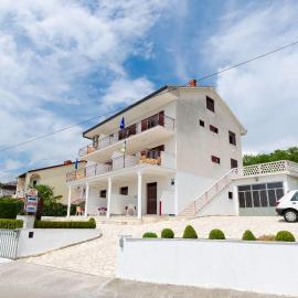 Apartments Rozaria, hotel in Dramalj