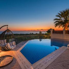 Frido Luxury Villa with Jacuzzi, отель в Акротири