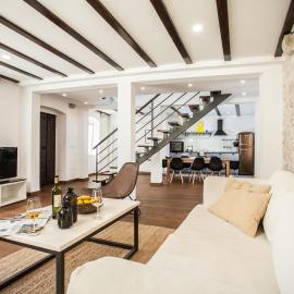 Tinel Longo, holiday home for up to 8, city center, BBQ, terrace