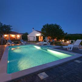 Holiday Home, Villa Bozic, khách sạn ở Čvrljevo