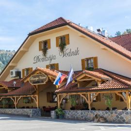 Domačija Vodnik & Apartments, hotel u Cerklju na Gorenjskem