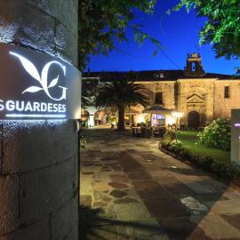 Los Guardeses, hotel u gradu 'Solares'
