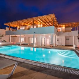 Villa Dedalos - Spacious luxury Villa with heated pool in Puerto Calero, hotel in Puerto Calero
