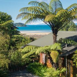 Ocean View Chalets, hotel di Marahau