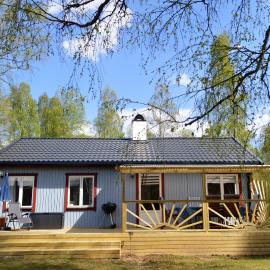 Charming cottage in tranquil village setting, hotel in Ockelbo