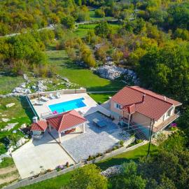 Charming Villa Katja with Private Pool and AC in All Rooms, Near Split, hotel v Omiši