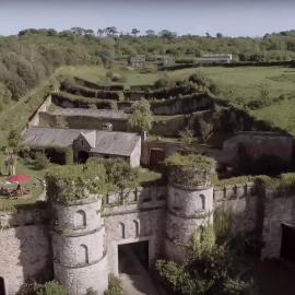 Bay Cottage & Bay Stables, hotell sihtkohas Torpoint