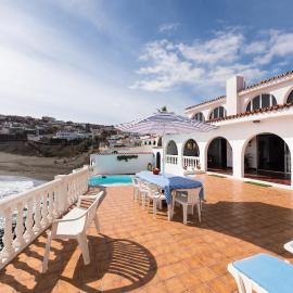 Villa Coki Deluxe - First line of the beach, hotell sihtkohas Telde