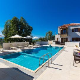 Anemomylos Villas, with Private Pools & BBQ, By ThinkVilla, hotel di Panormos Rethymno