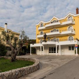 Hotel Crnogorska Kuća, khách sạn ở Podgorica