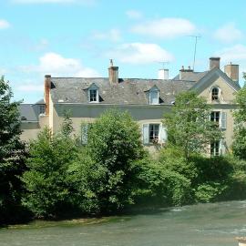 Chambres d'hôtes Le Pont Romain، فندق في Montfort-le-Gesnois